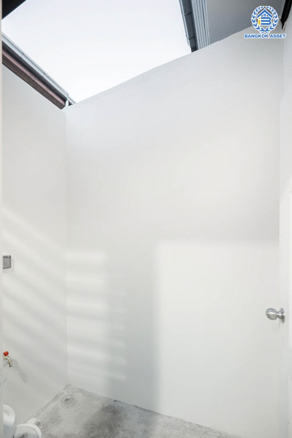 บ้านมือสองตกแต่งใหม่ โครงการ บ้านดุลิยานนท์ ติวานนท์ ทาวน์เฮ้าส์พร้อมอยู่ หลังมุม ราคาสุดคุ้ม! เนื้อที่ 16 ตร.ว. ฟังก์ชัน 2 ห้องนอน 2 ห้องน้ำ 1 ที่จอดรถ บนทำเลเชื่อมต่อเมือง ใกล้รถไฟฟ้าสายสีชมพู "สถานีสามัคคี" และจุดขึ้นทางด่วน "งามวงศ์วาน"